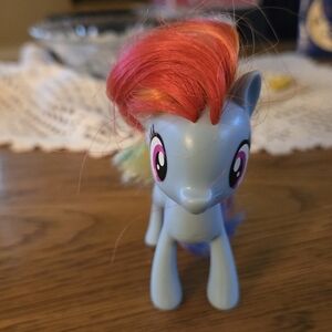 My Little Pony Mlp Rainbow Dash Blue Body With Rainbow Hair. Guc